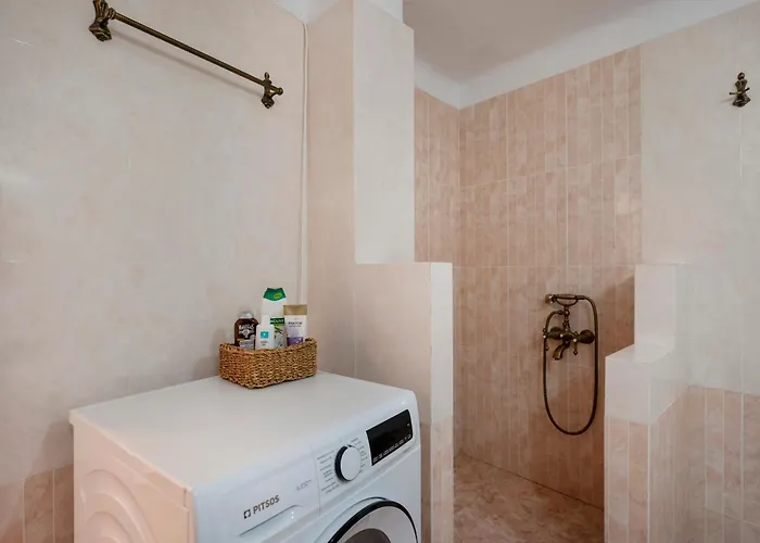 Nyaraló Valeli One Náusza